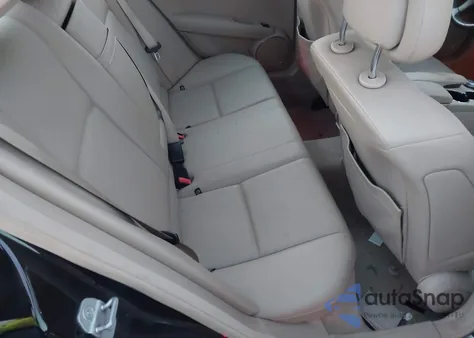 2011 Mercedes-Benz C 300 Luxury 4Matic/Sport 4Matic z USA, uszkodzony, nr VIN WDDGF8BB8BR179273